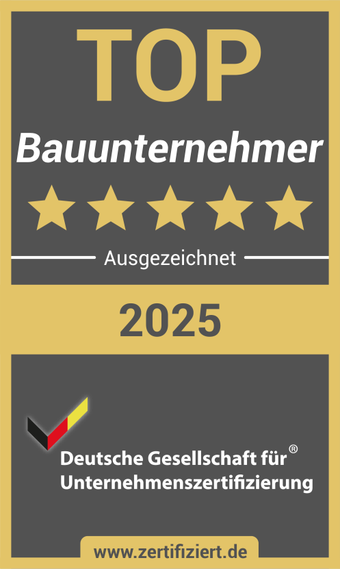 Auszeichnung als Top-Bauunternehmen: Goldabzeichen, fünf Sterne, „2025“, deutsches Zertifizierungslogo.