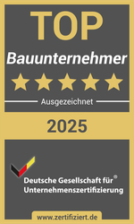 Auszeichnung als Top-Bauunternehmen: Goldabzeichen, fünf Sterne, „2025“, deutsches Zertifizierungslogo.