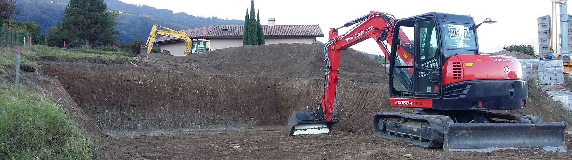 Tractopelle rouge.