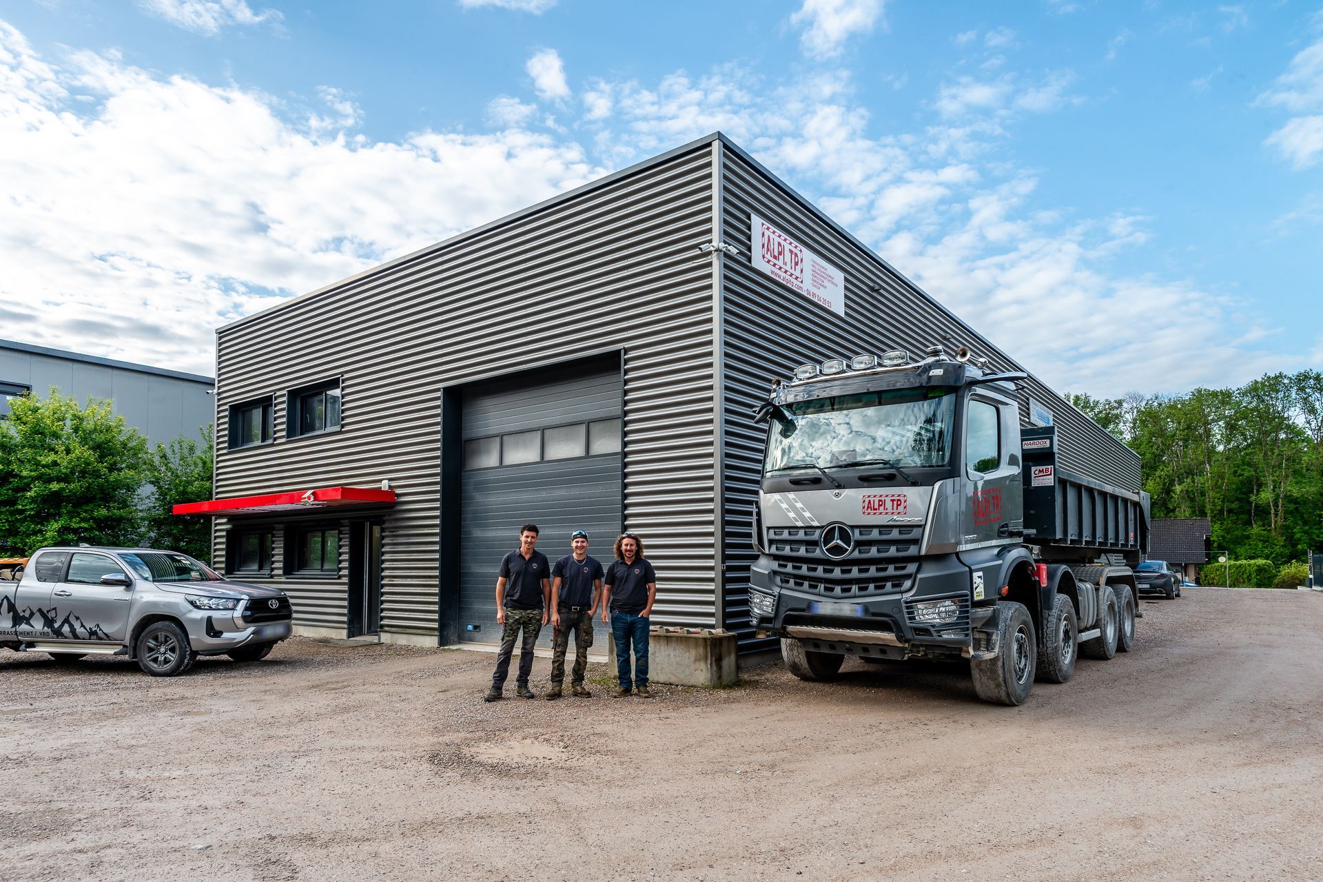 Groupe d'employés d'Alpi TP devant l'entreprise.