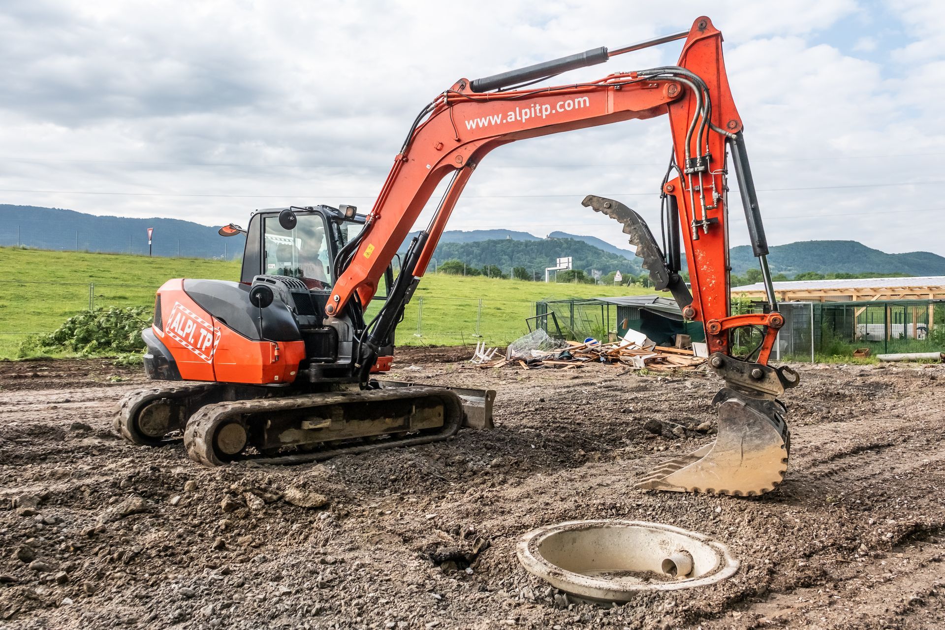 Tractopelle manoeuvrant sur un chantier.