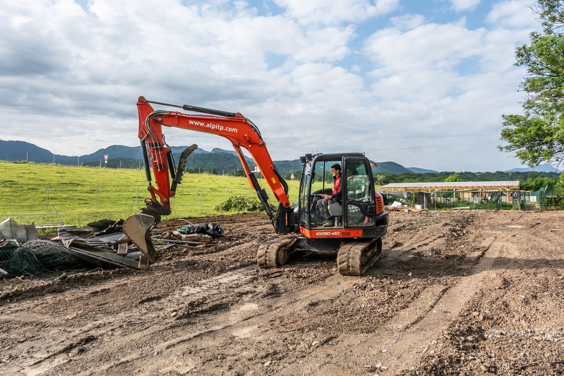 Tractopelle rouge sur un chantier.