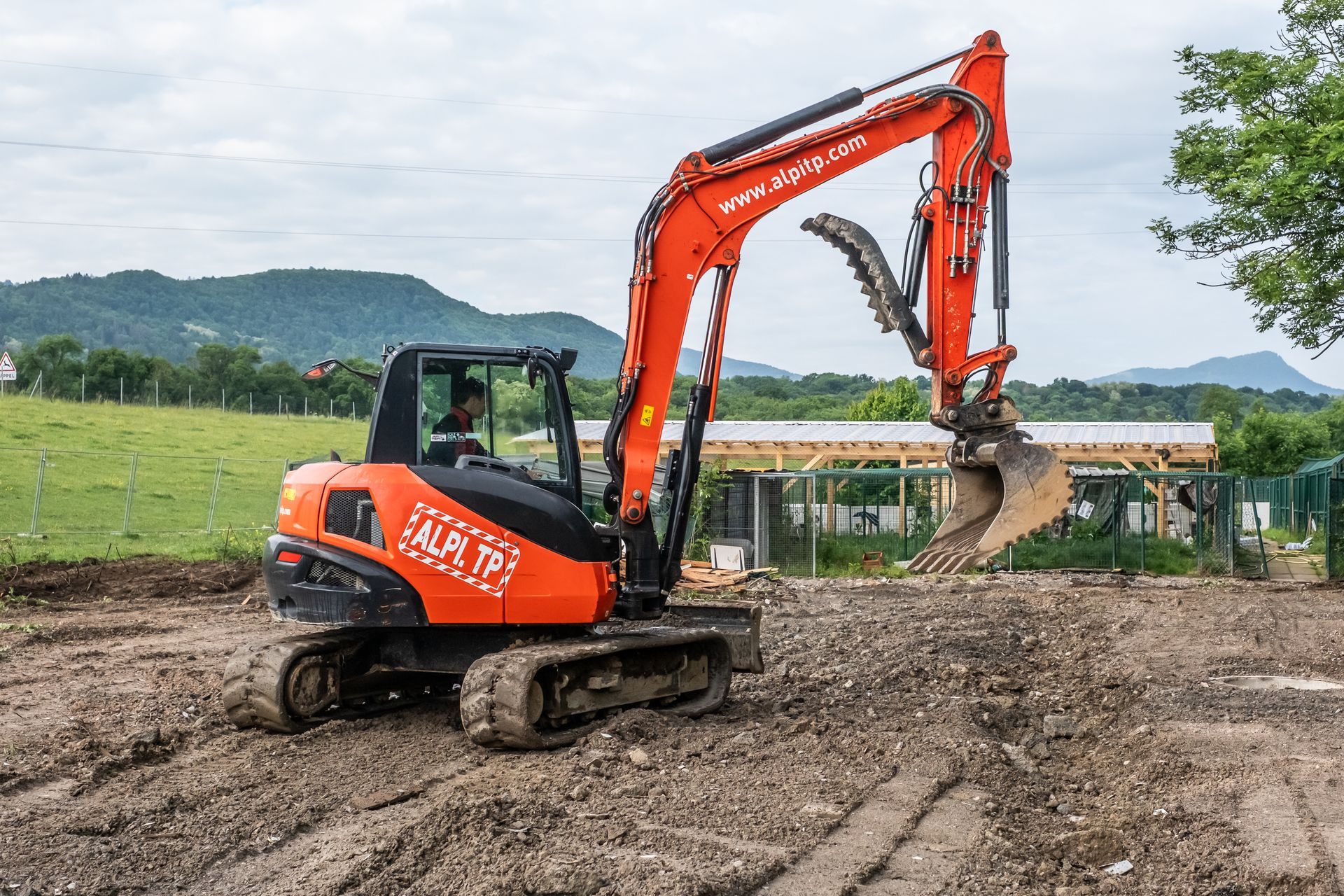 Engin de chantier sur un terrain pour une construction.
