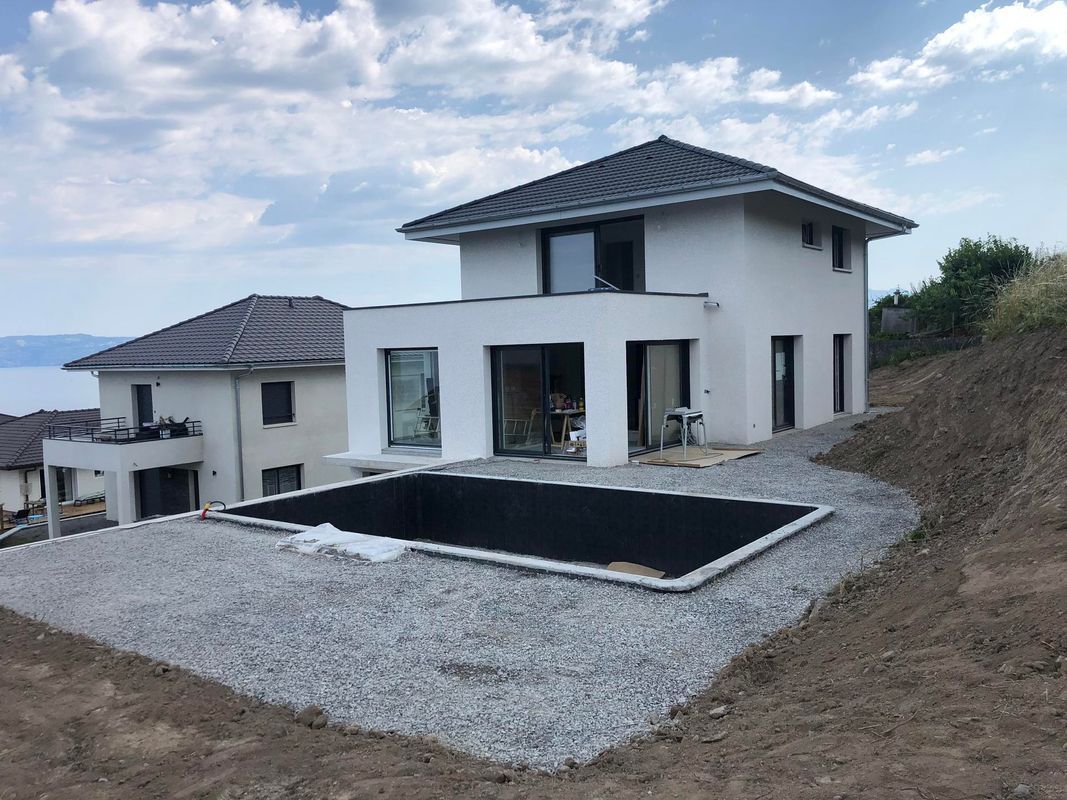 Maison avec la construction d'une piscine.