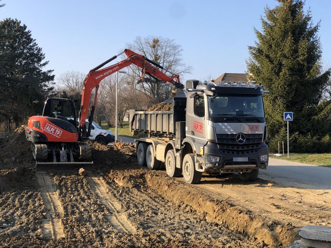 Engin à bras mécanique sur un chantier.