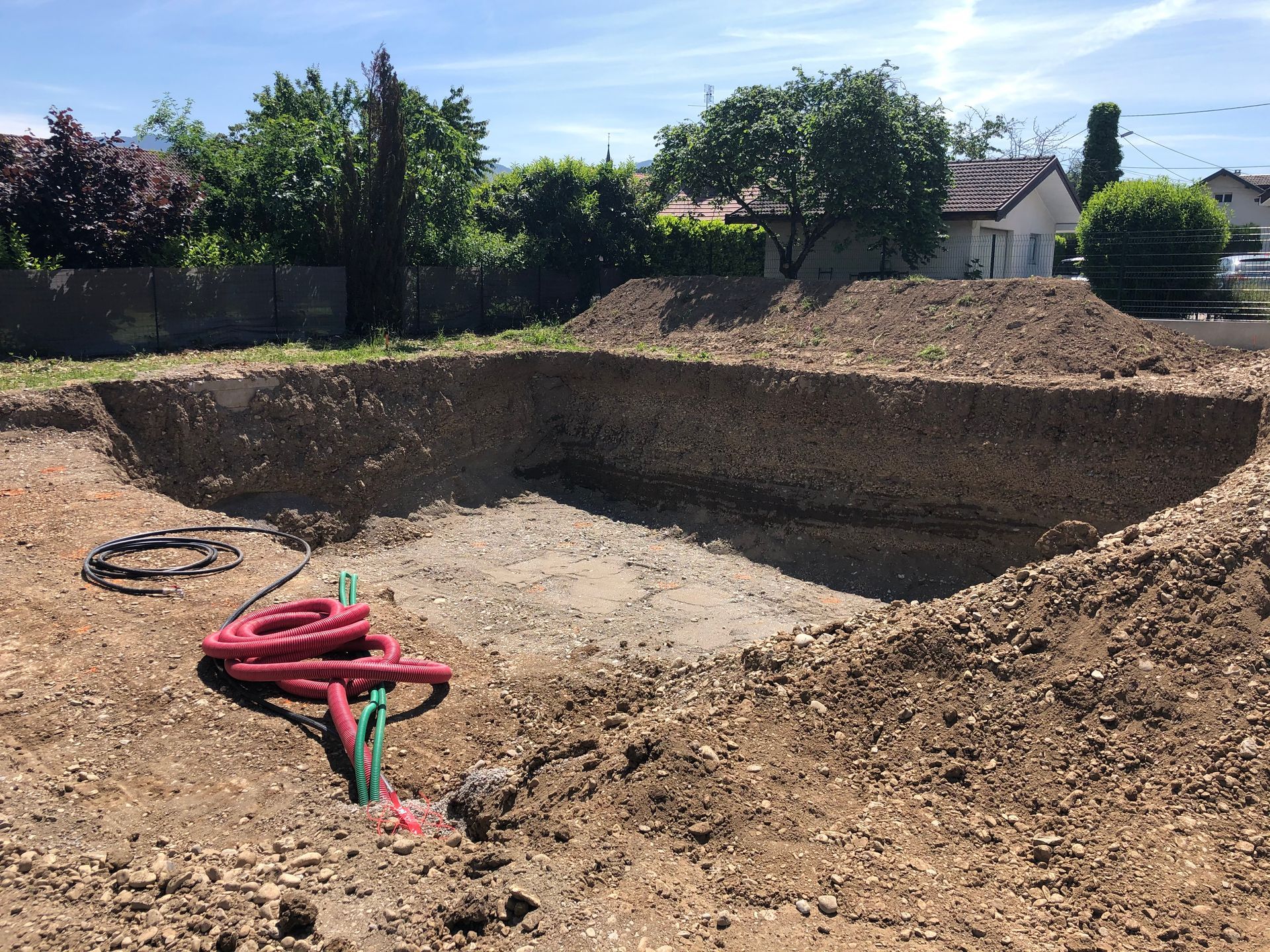 Maison avec piscine en construction.