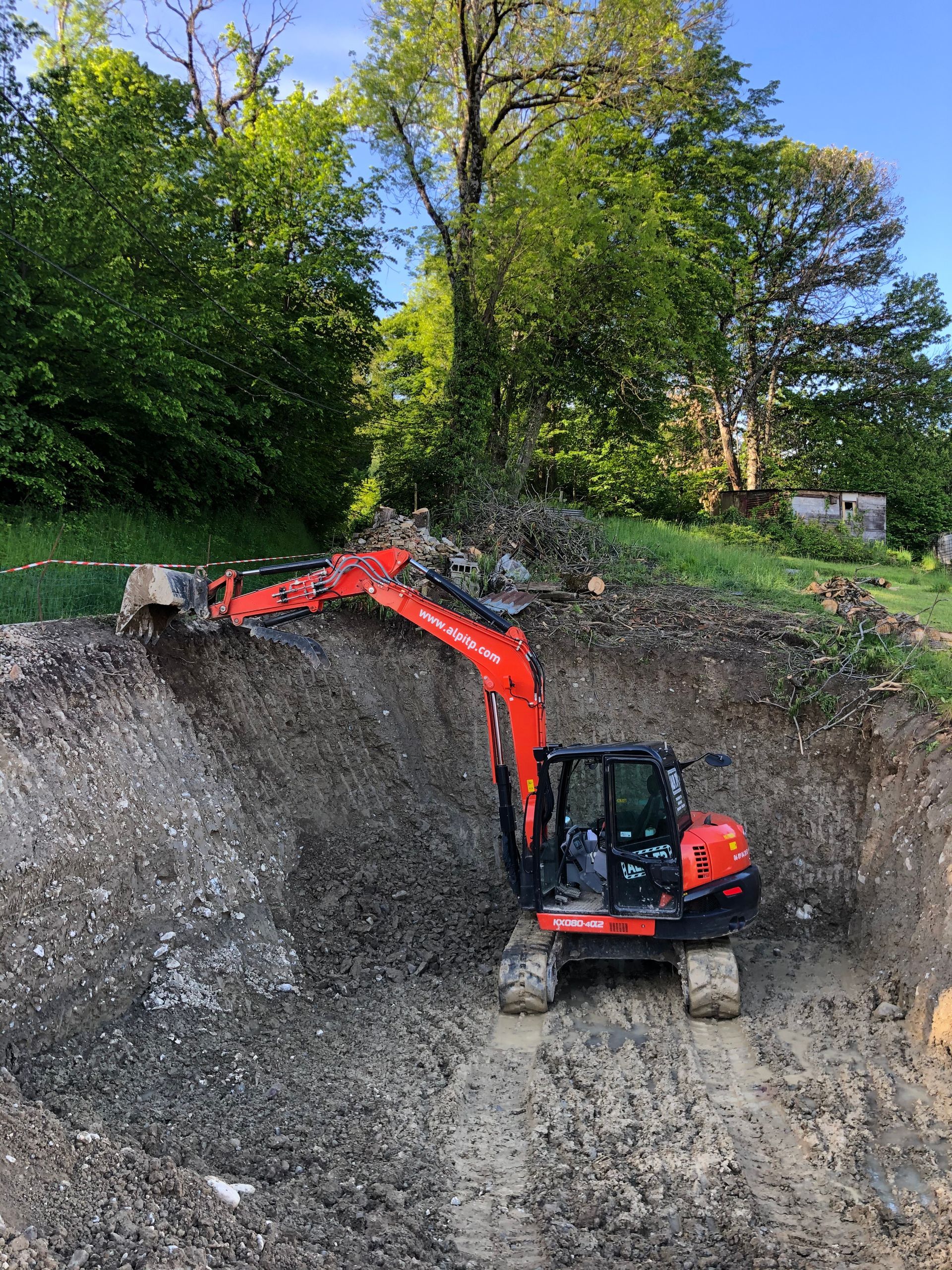 Maison avec murets de pierres brutes.