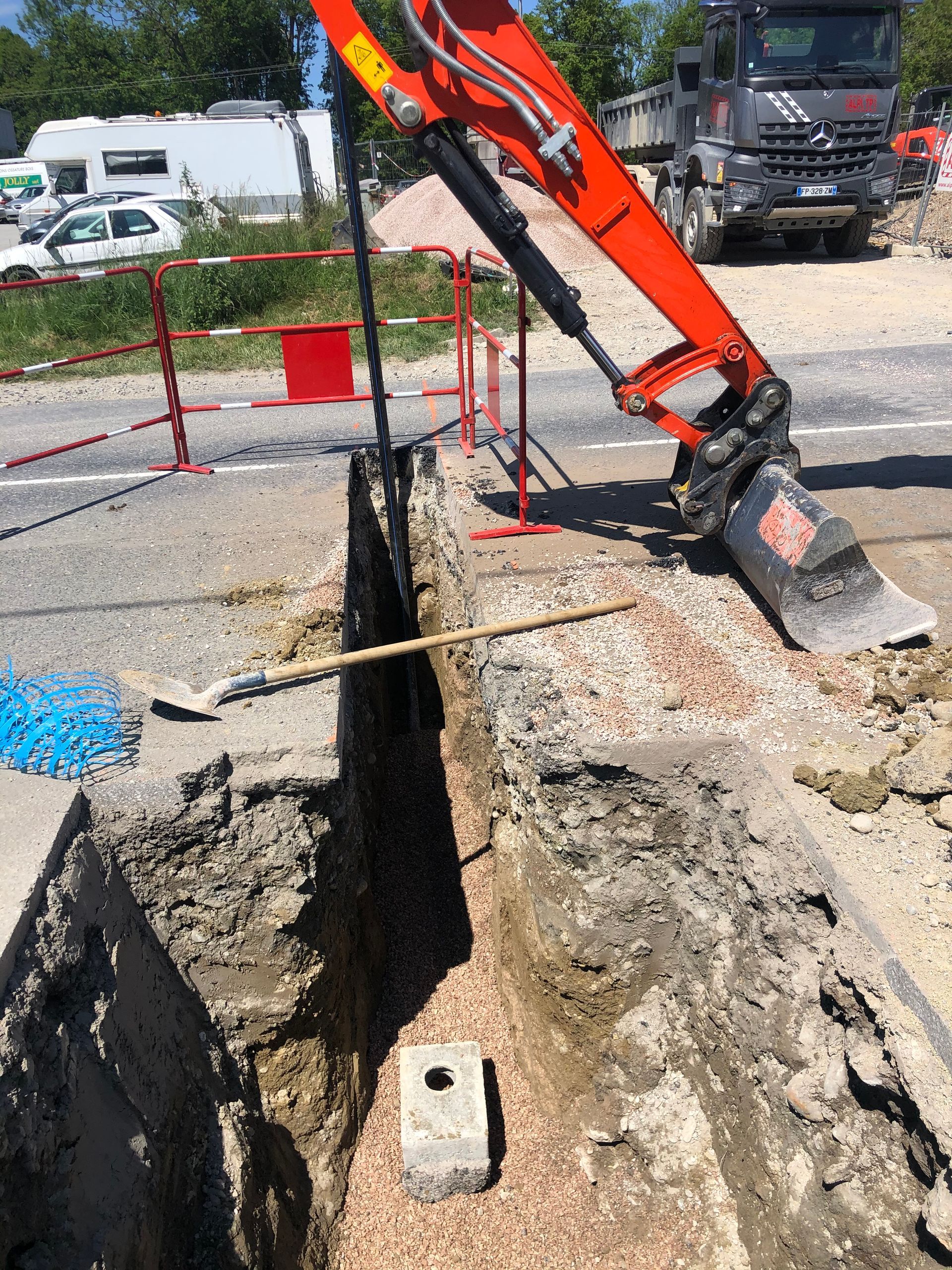 Tranchée creusée dans le béton d'une route pour des travaux.
