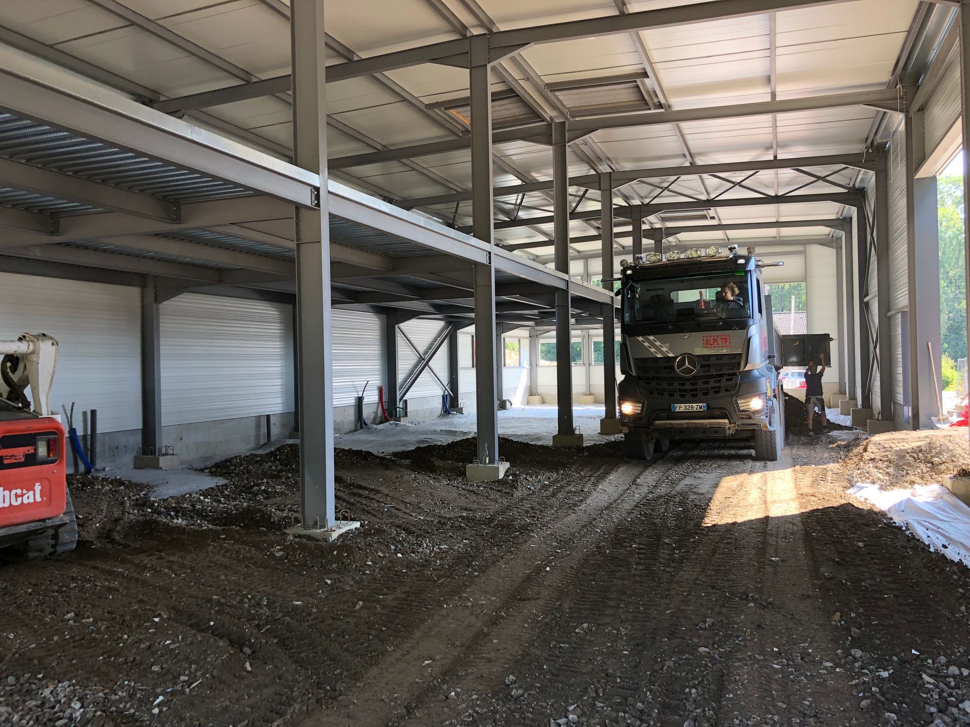 Camion d'Alpi TP dans un bâtiment en travaux.