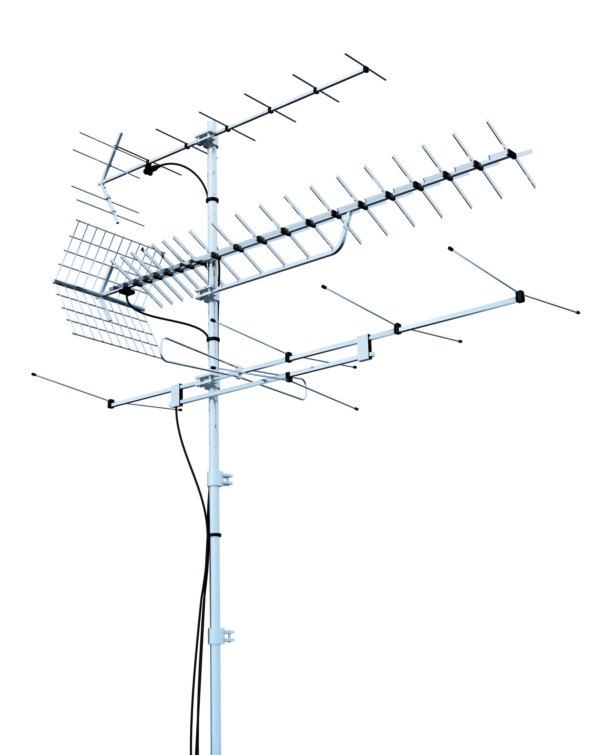 Une antenne de télévision métallique montée sur un mât, avec plusieurs éléments de réception horizontaux.