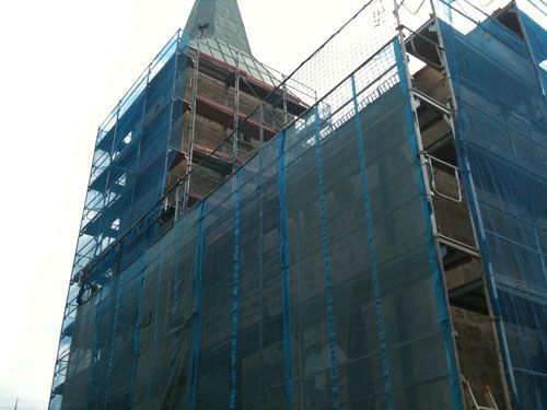 Dachfanggerüst an einer Kirche