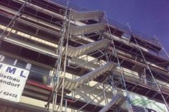 Gerüstbau mit Dachfanggerüst an einem Hochhaus