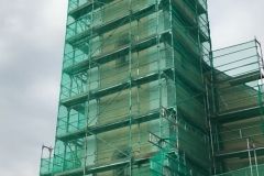 Gerüst an einer Kirche mit Sicherheitsnetzen