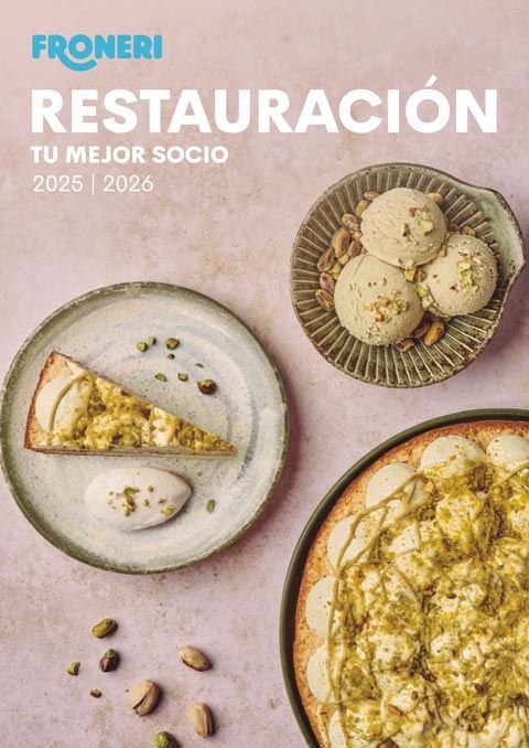 Un pastel con galletas Oreo encima está en un plato al lado de un tazón de helado.