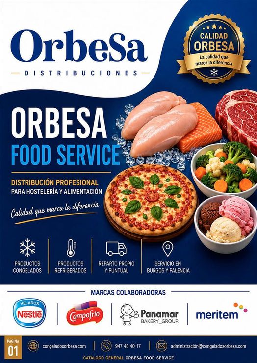Un pastel con galletas Oreo encima está en un plato al lado de un tazón de helado.