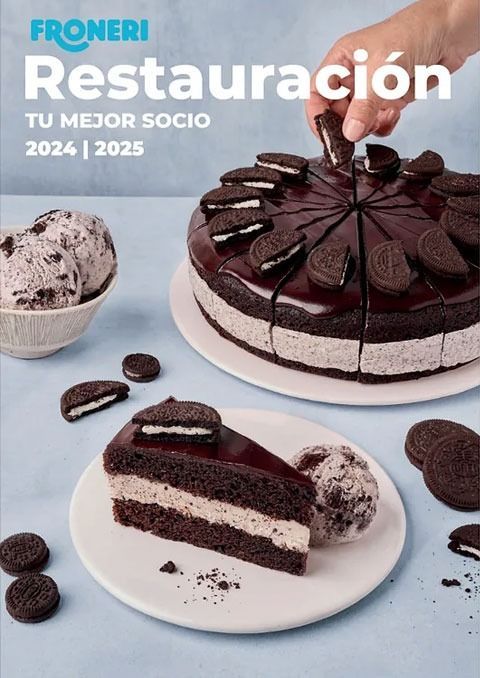 Un pastel con galletas Oreo encima está en un plato al lado de un tazón de helado.