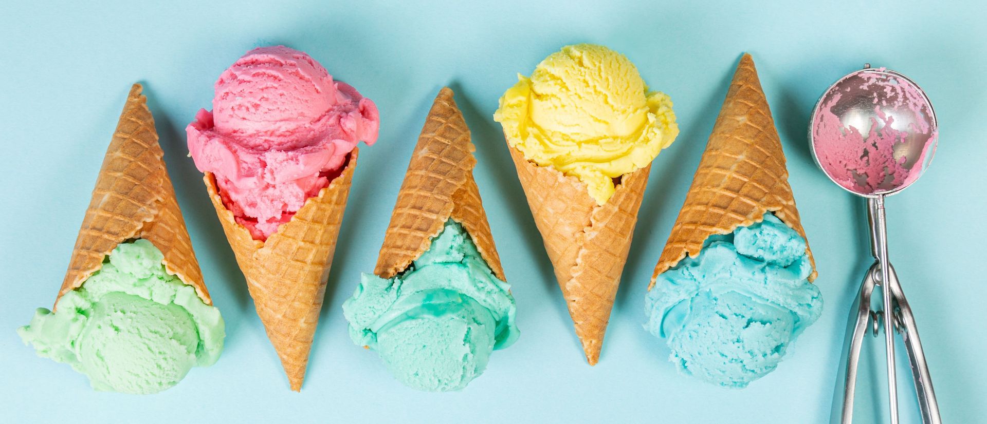 Hay muchos sabores diferentes de helado en los conos.