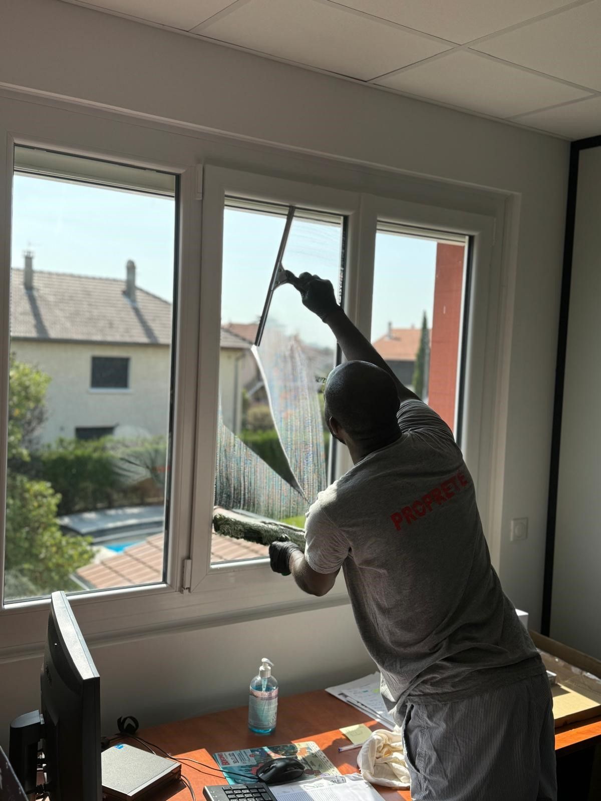Employé nettoyant l'intérieur de vitres