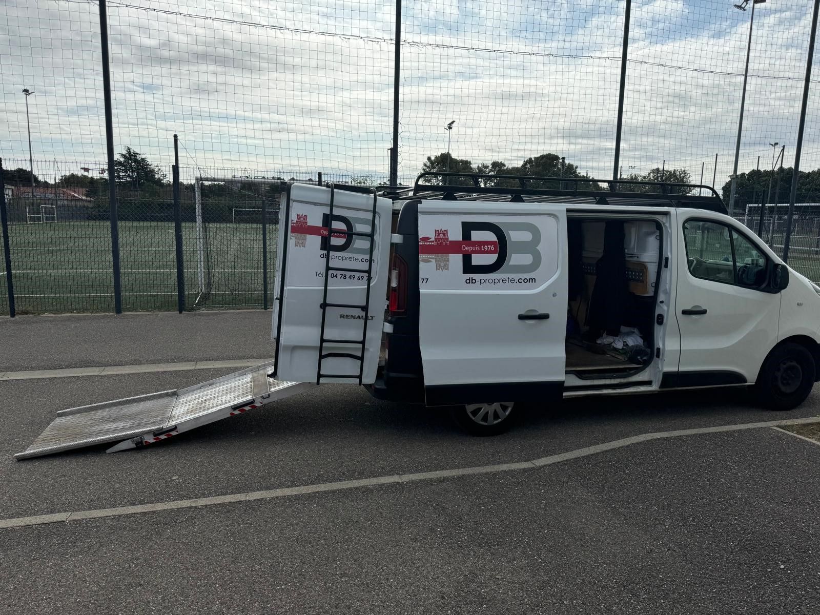 Camion de l'entreprise toutes portes ouvertes