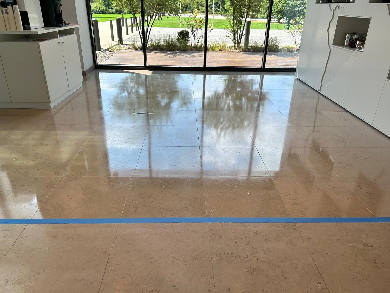 Sol d'un hall d'entrée nettoyé et brillant