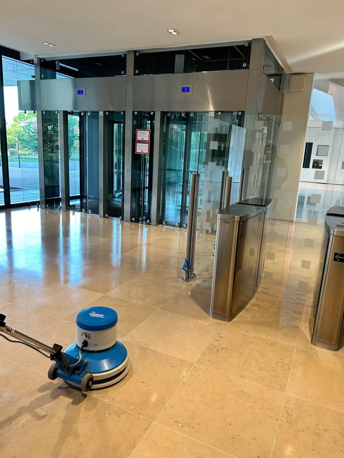 Sol d'un hall d'entrée avec portiques brillant de propreté