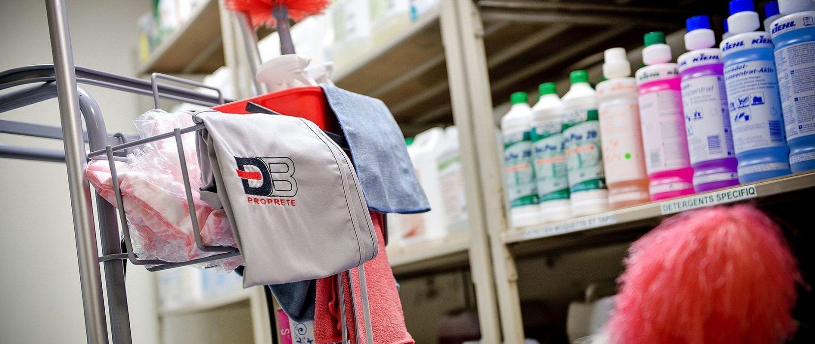 Détail de microfibres brodés DB Propreté dans le local de stockage des produits