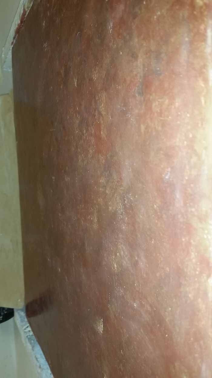 Primer plano de piel humana, marrón con textura sutil y algunas zonas más claras.