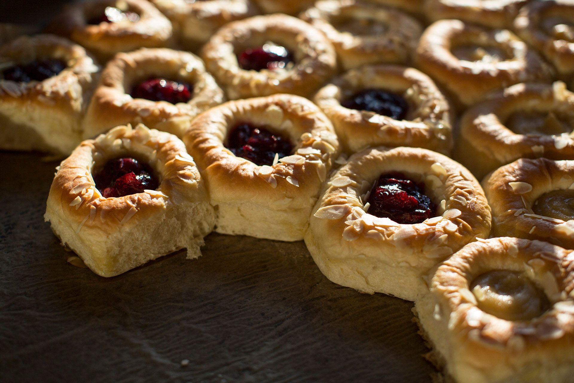 Buchteln mit Kirschen und Mandeln darauf