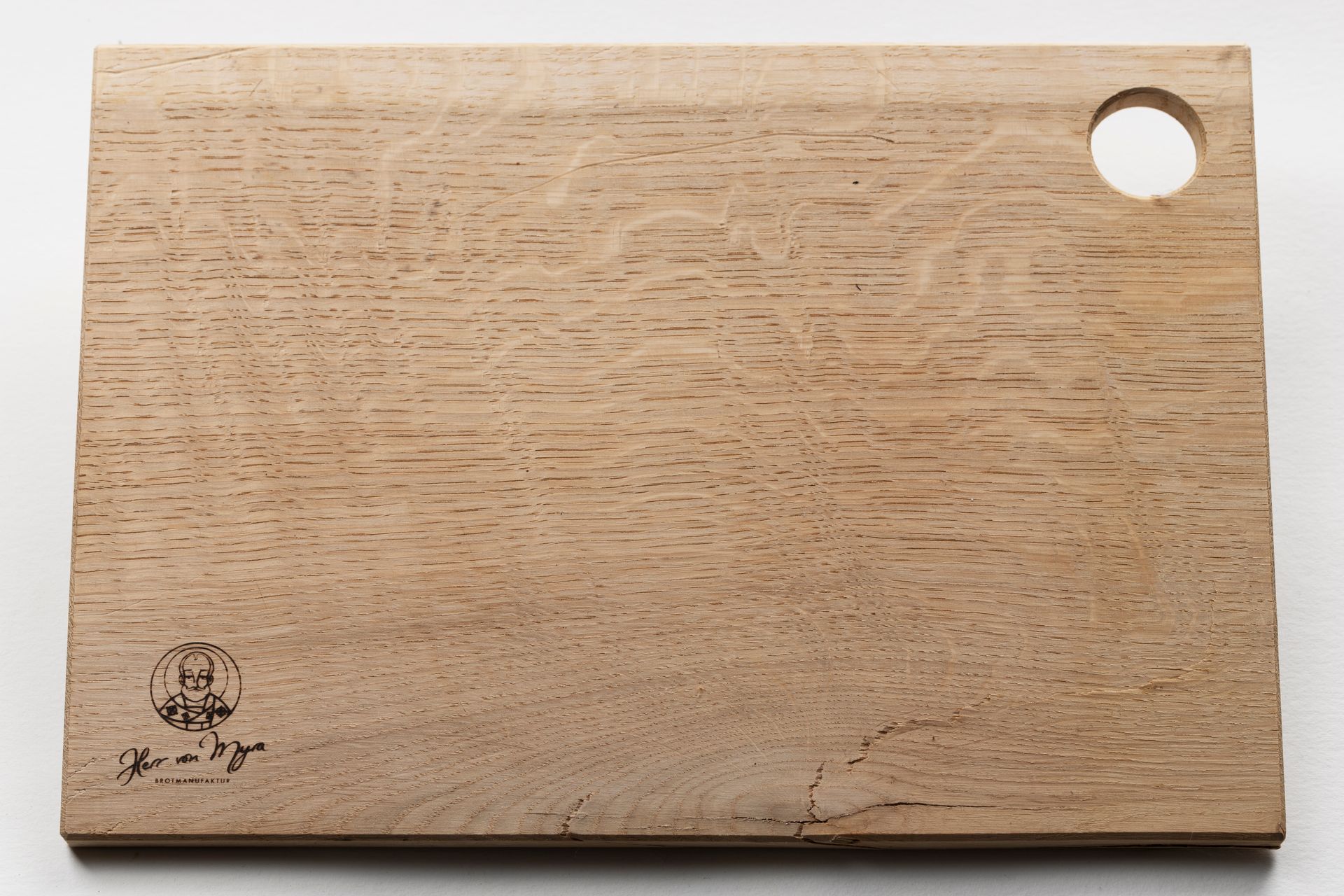 Schneidebrett aus Holz mit einem Bild eines Mannes darauf und der Aufschrift