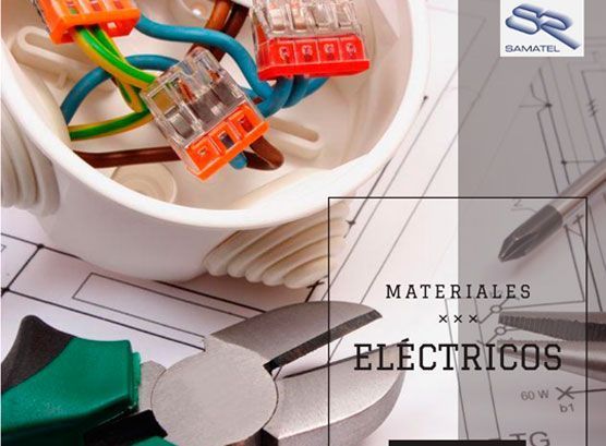 Primer plano de componentes eléctricos en una caja de conexiones blanca, con herramientas sobre un fondo de plano, promocionando suministros eléctricos.