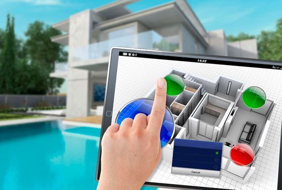 Una mano toca una tableta que muestra un plano de una casa inteligente con una casa moderna y una piscina en el fondo.