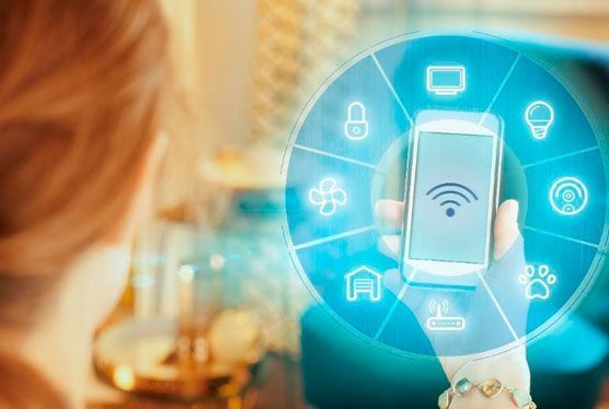 Mujer que usa un teléfono inteligente para controlar dispositivos domésticos inteligentes; la interfaz azul brillante muestra íconos de electrodomésticos.