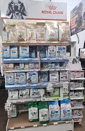 Una exhibición de comida para perros Royal Canin en una tienda.