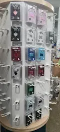Una exhibición de aretes y tapones para los oídos en una tienda.