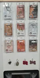 Una exhibición de placas de identificación para perros colgadas en una pared.