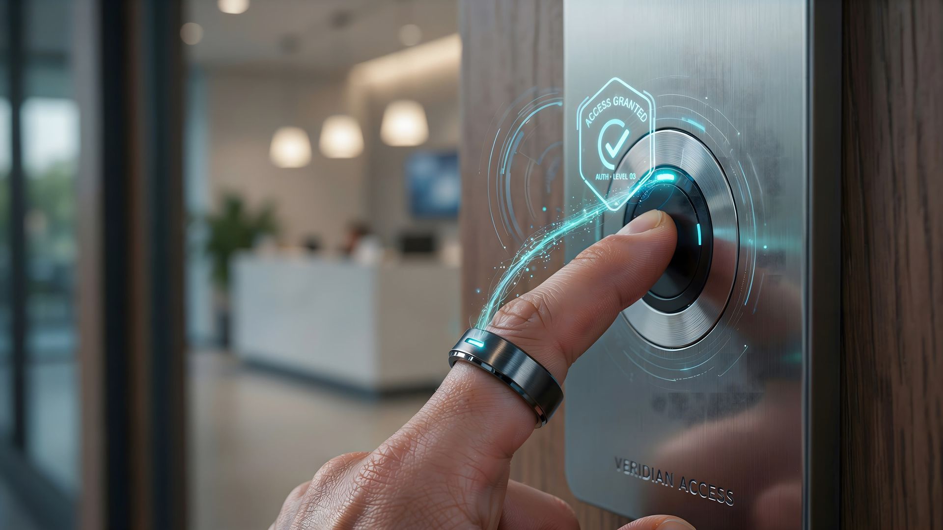 Un dedo pulsa un panel de acceso inteligente iluminado con un icono de candado en una puerta de cristal.