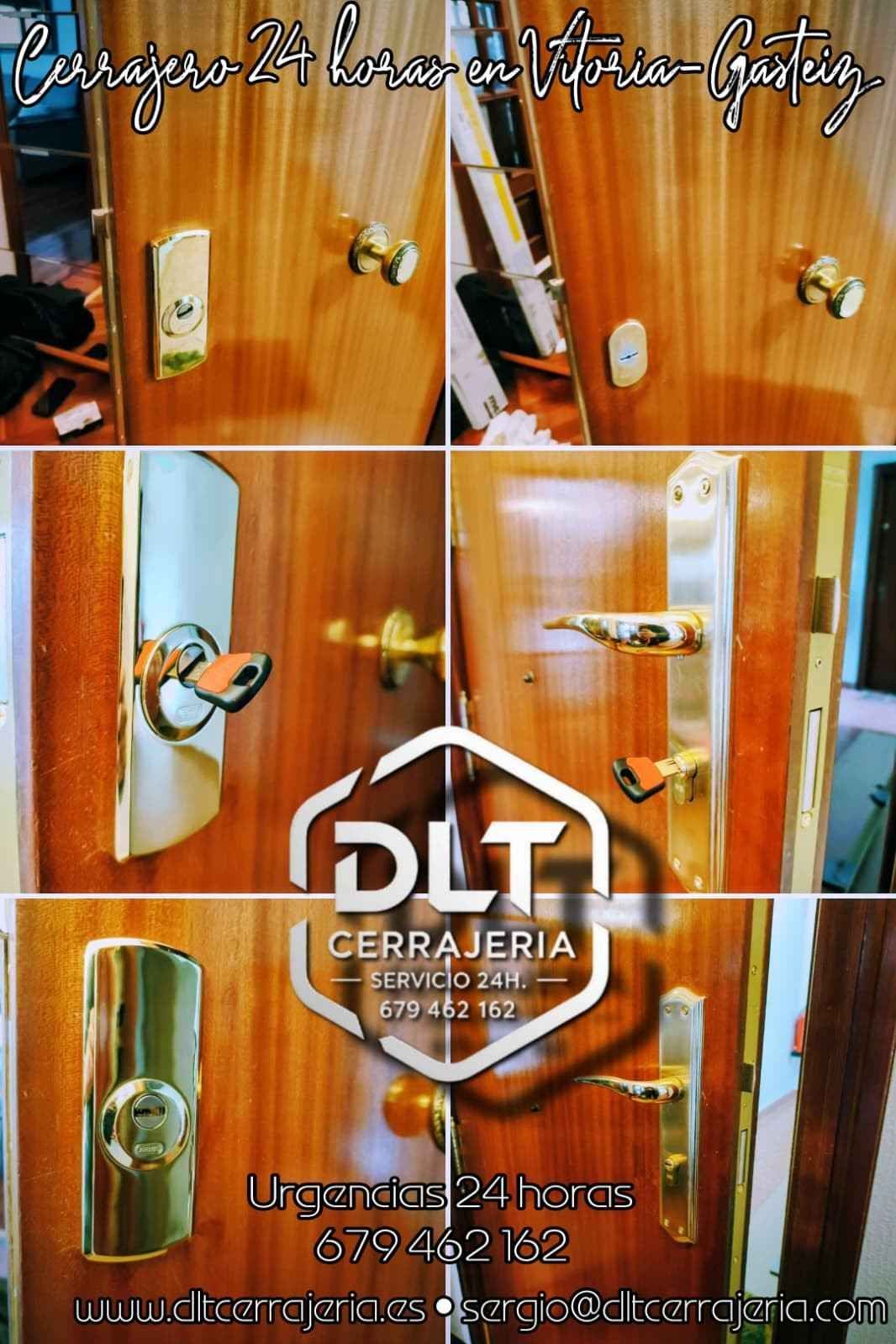 Varias puertas de madera con diferentes cerraduras; anuncio de cerrajero en marrón y dorado con número de teléfono.