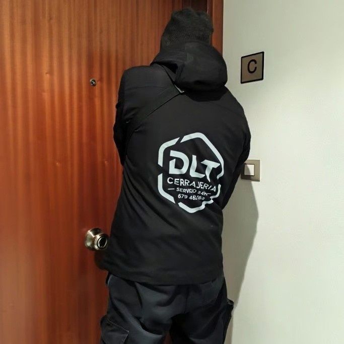 Persona con chaqueta negra con capucha y logo 