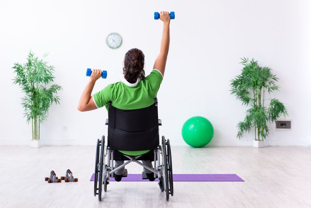 Hombre con una venda en la cabeza, un collarín y un cabestrillo para sujetarse el cuello, en el interior.