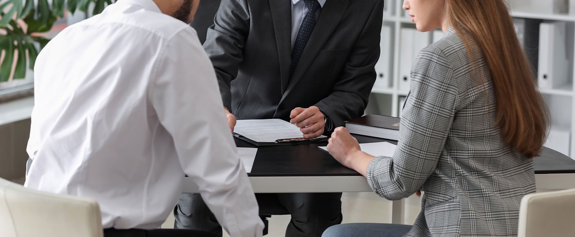Un couple dans un bureau d'avocat