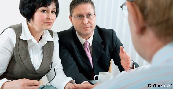 Un homme et une femme parle à un autre homme