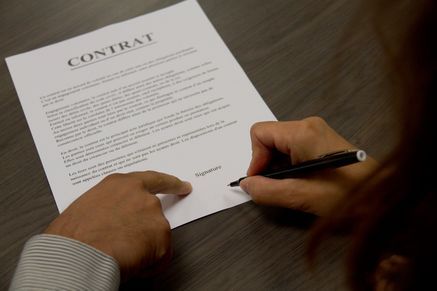 Homme qui signe un contrat