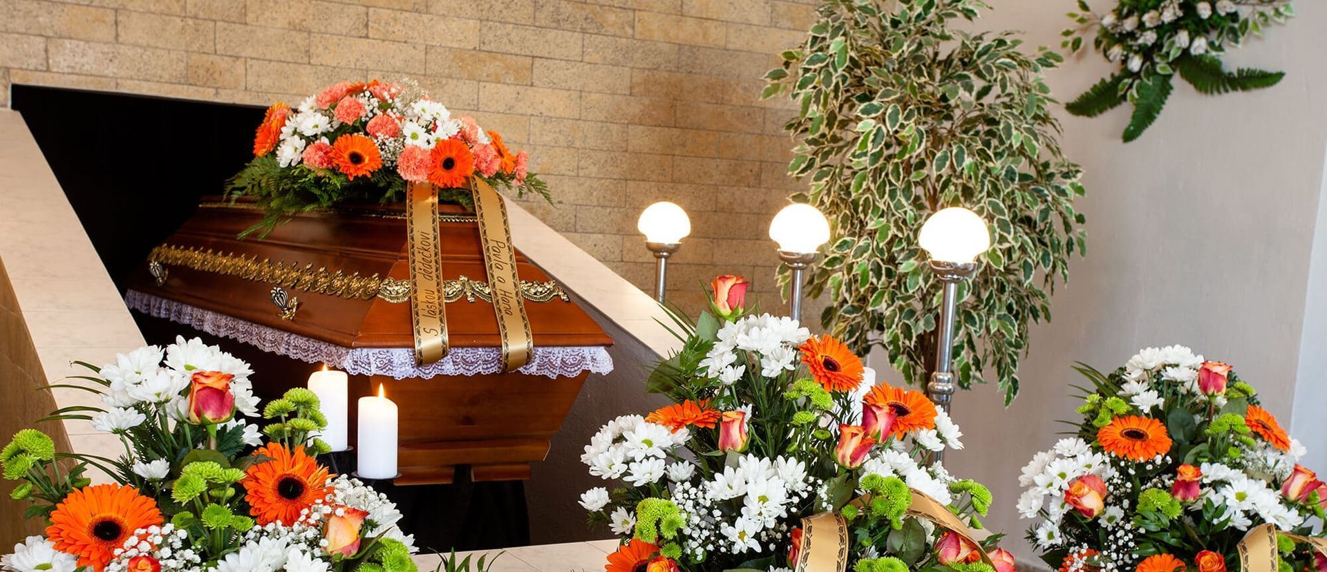 Cercueil et bouquets de fleurs