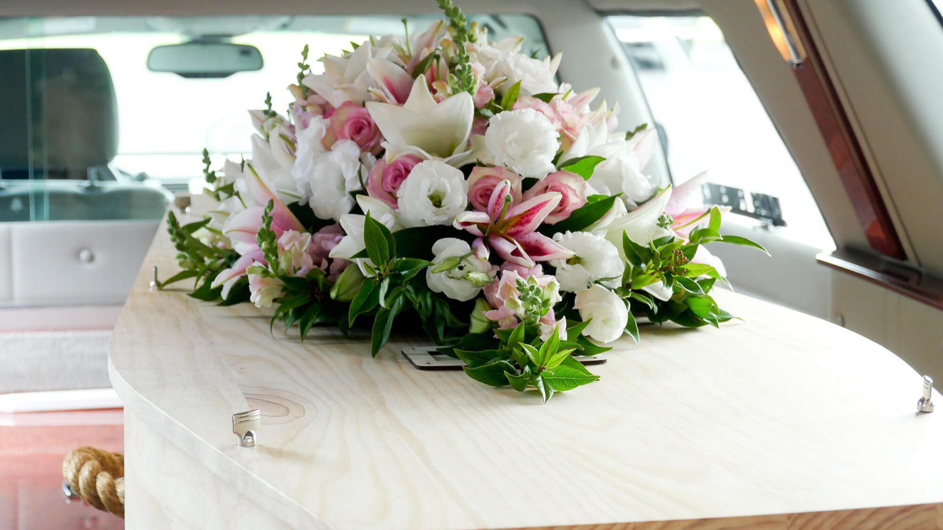 Bouquet de fleurs sur un cercueil