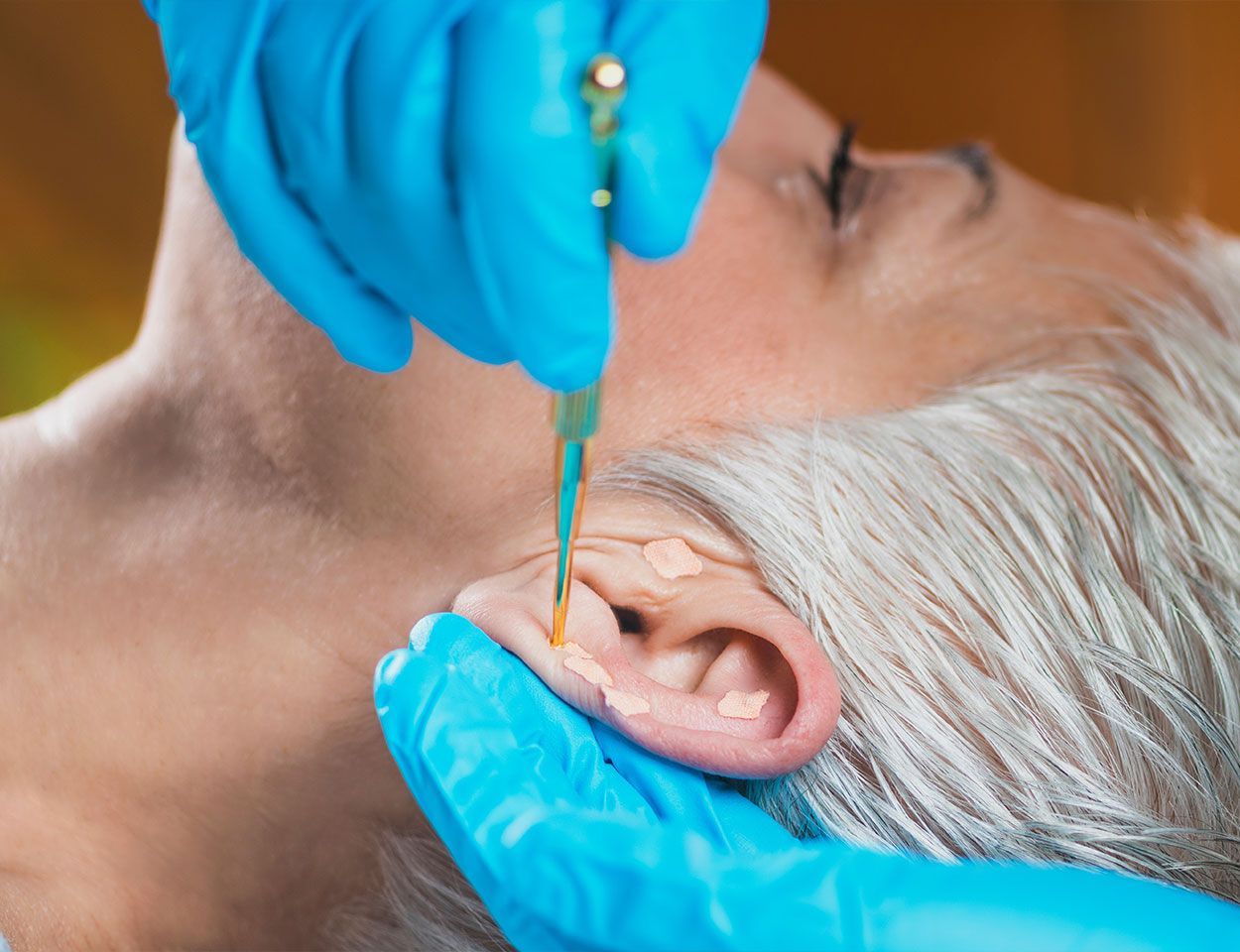 Gros plan sur la manipulation d'une oreille