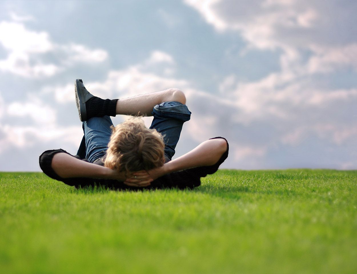 Homme couché au sol