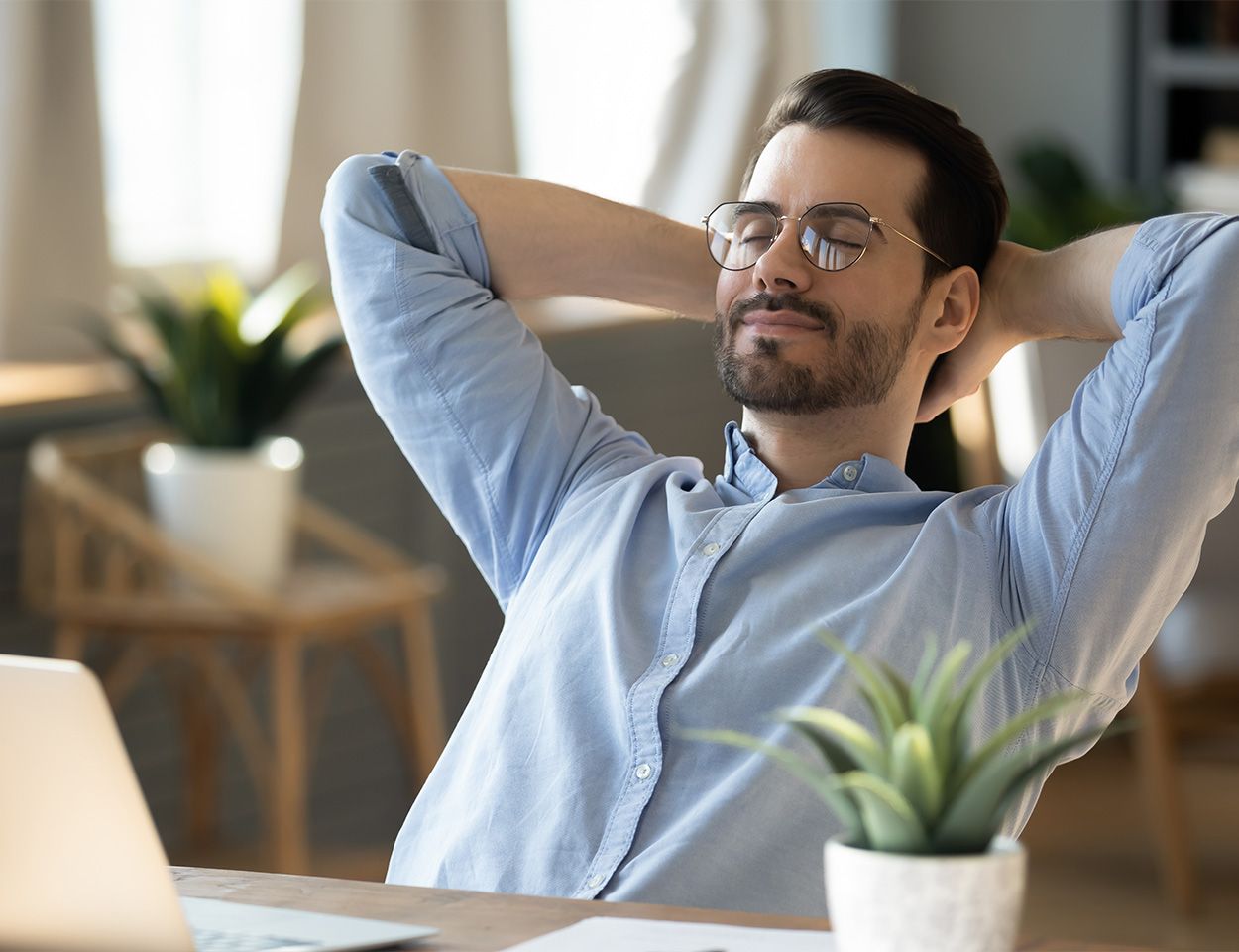 Homme détendu dans un fauteuil de bureau