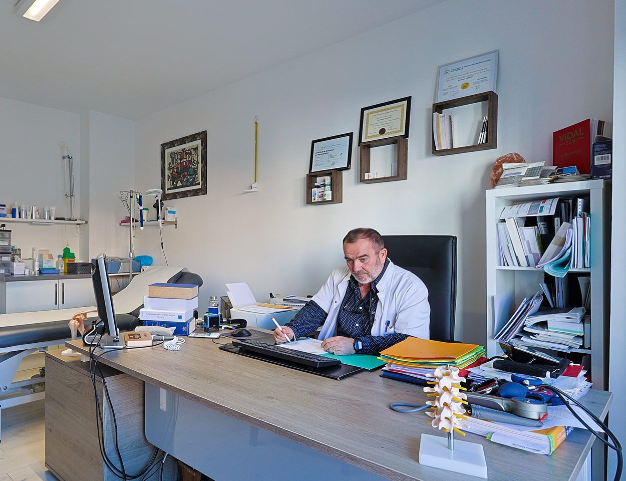 Docteur devant son écran d'ordinateur