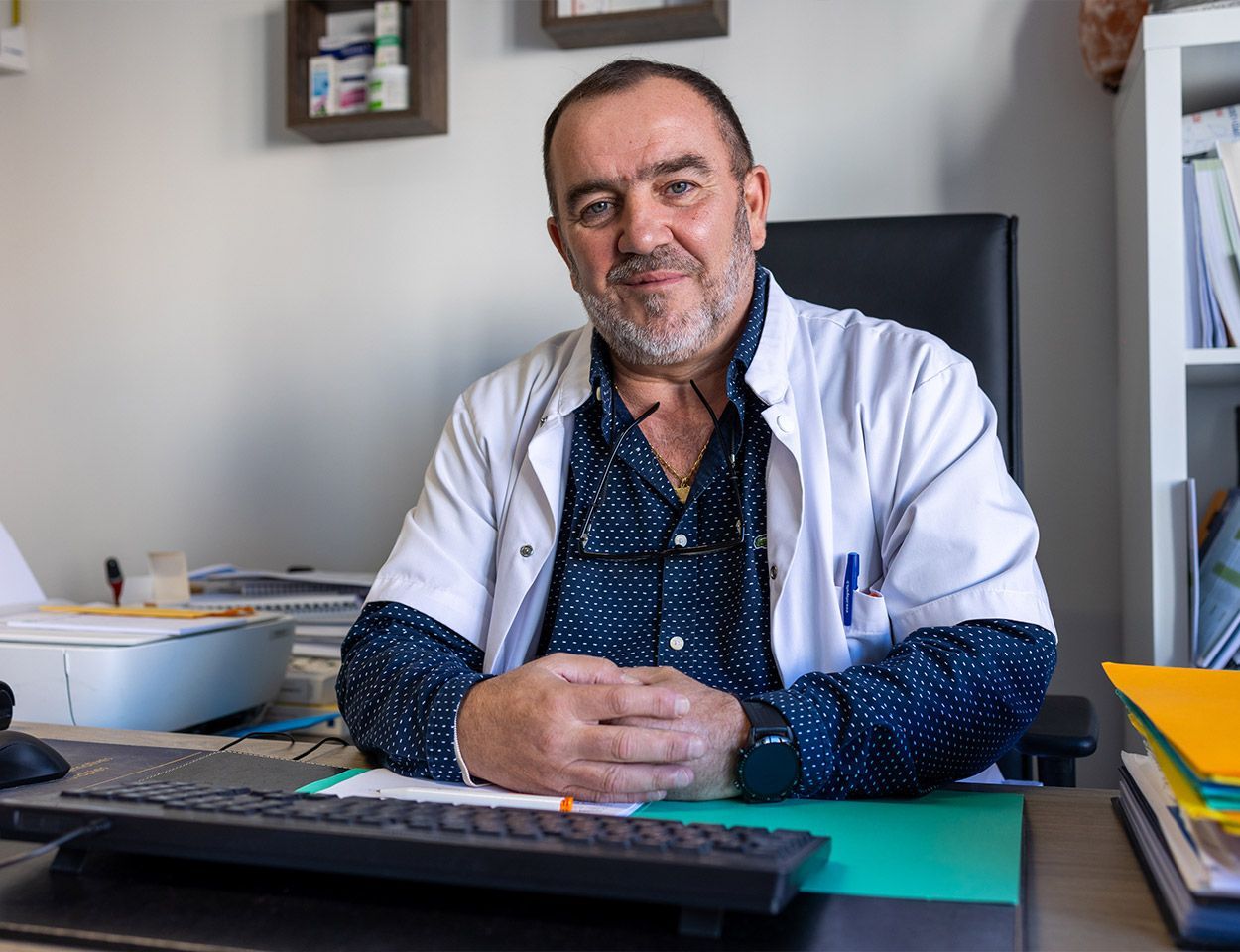 Naturothérapeute qui est assis à son bureau