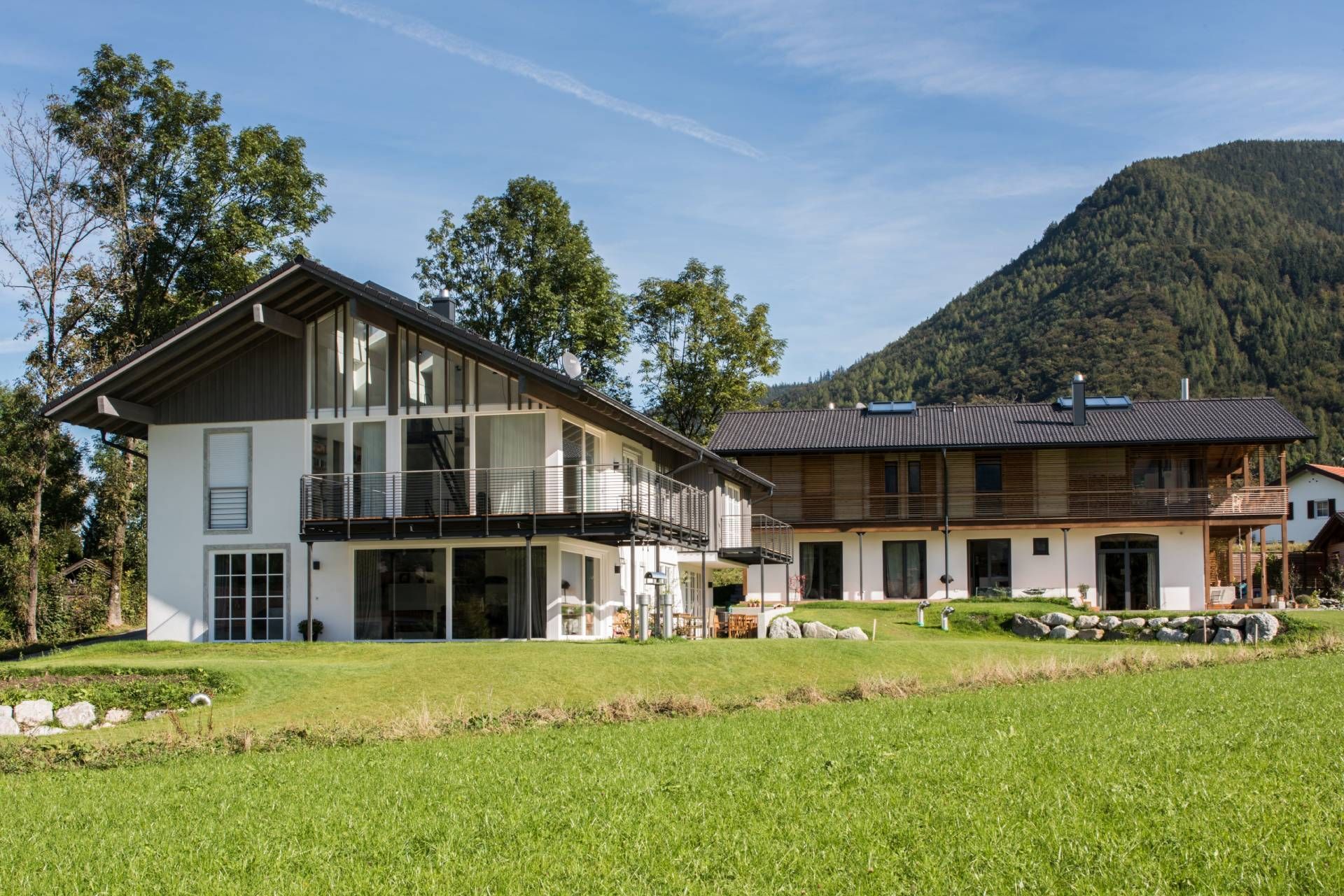 Moderne Familienhäuser mit Wiese davor